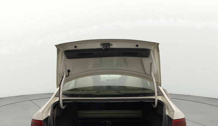 2014 Skoda Rapid AMBITION 1.6 MPI MT PLUS, Petrol, Manual, 1,04,953 km, Boot Door Open