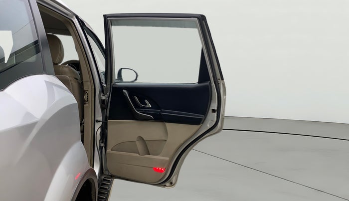 2015 Mahindra XUV500 W8, Diesel, Manual, 1,05,261 km, RHS Rear Door