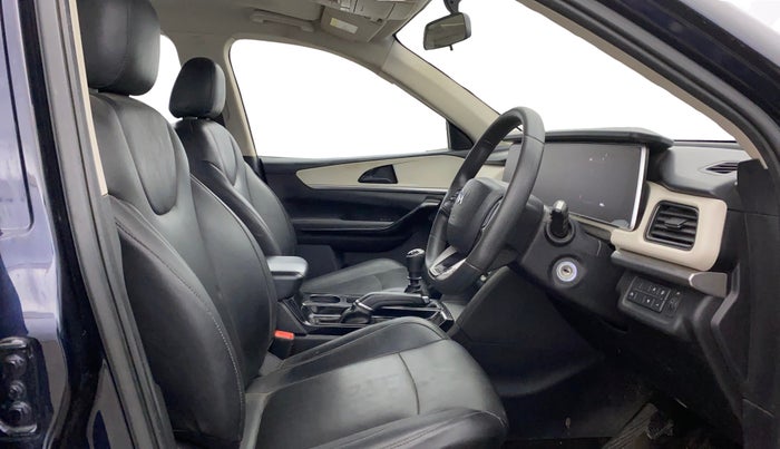 2022 Mahindra XUV700 AX 5 P MT 5 STR, Petrol, Manual, 41,551 km, Right Side Front Door Cabin