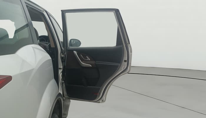 2014 Mahindra XUV500 W8, Diesel, Manual, 1,24,651 km, RHS Rear Door