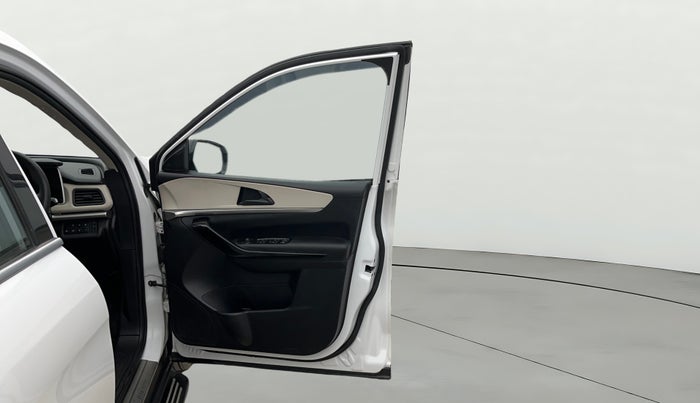 2023 Mahindra XUV700 AX 5 P AT 5 STR, Petrol, Automatic, 14,466 km, RHS Front Door