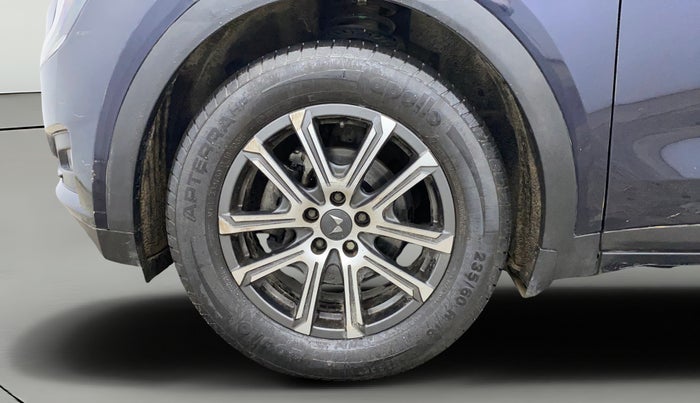 2022 Mahindra XUV700 AX 7 LUXURY D AT 7 STR, Diesel, Automatic, 30,189 km, Left Front Wheel