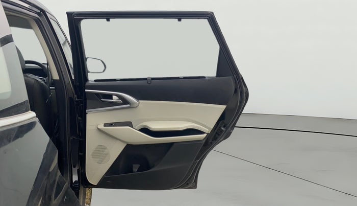 2022 KIA CARENS PRESTIGE PLUS 1.4 PETROL 7 STR, Petrol, Manual, 37,844 km, RHS Rear Door