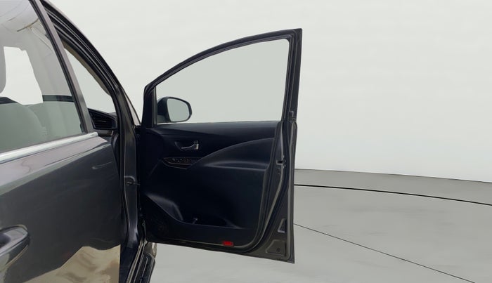 2018 Toyota Innova Crysta 2.4 GX 8 STR, Diesel, Manual, 1,06,871 km, RHS Front Door