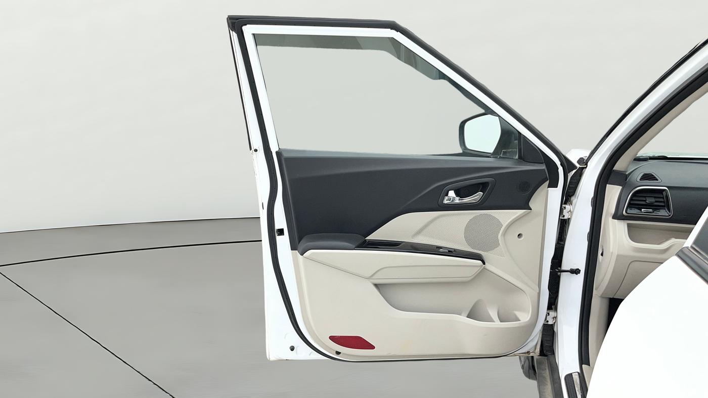 2024 Mahindra XUV300 W8 (O) 1.2 PETROL AMT, Petrol, Automatic, 16,200 km, LHS Front Door