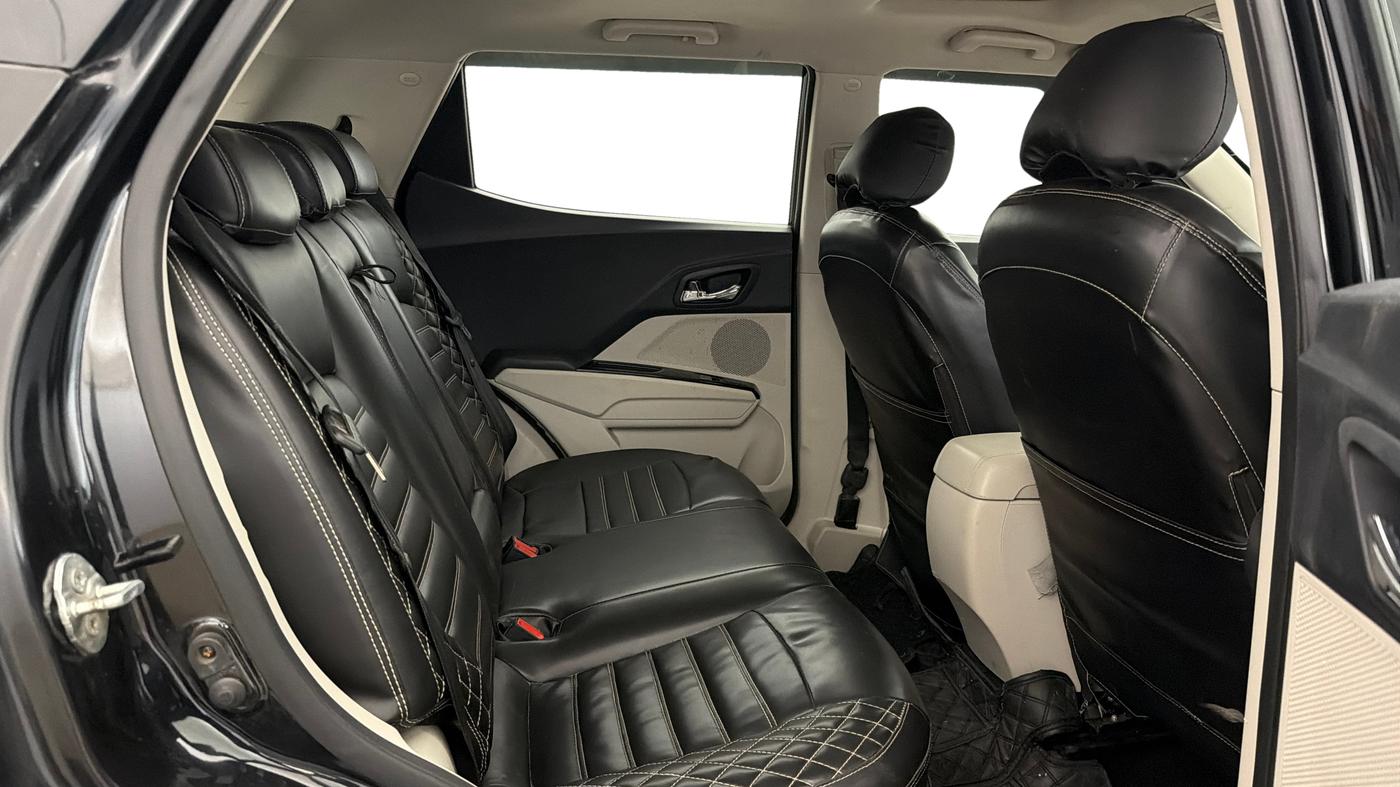 2023 Mahindra XUV300 W8 (O) 1.2 PETROL, Petrol, Manual, 48,101 km, Right Side Rear Door Cabin