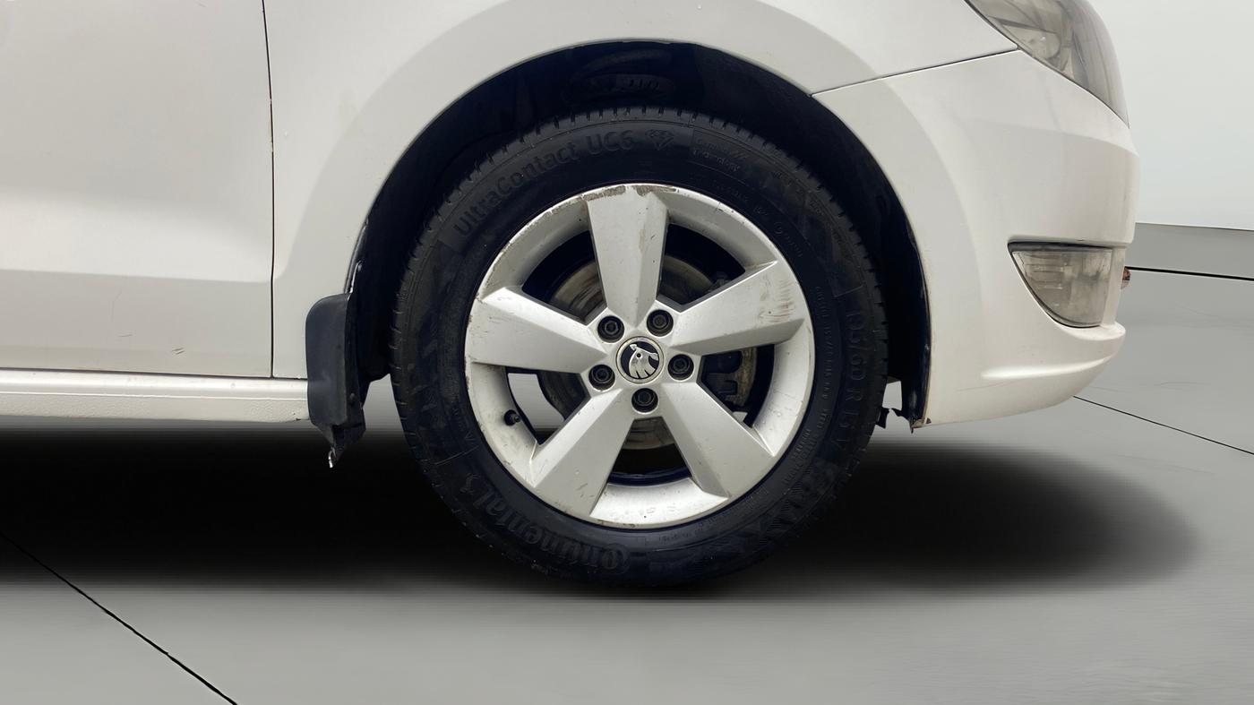 2015 Skoda Rapid 1.5 TDI CR ELEGANCE AT, Diesel, Automatic, 1,18,712 km, Right Front Wheel