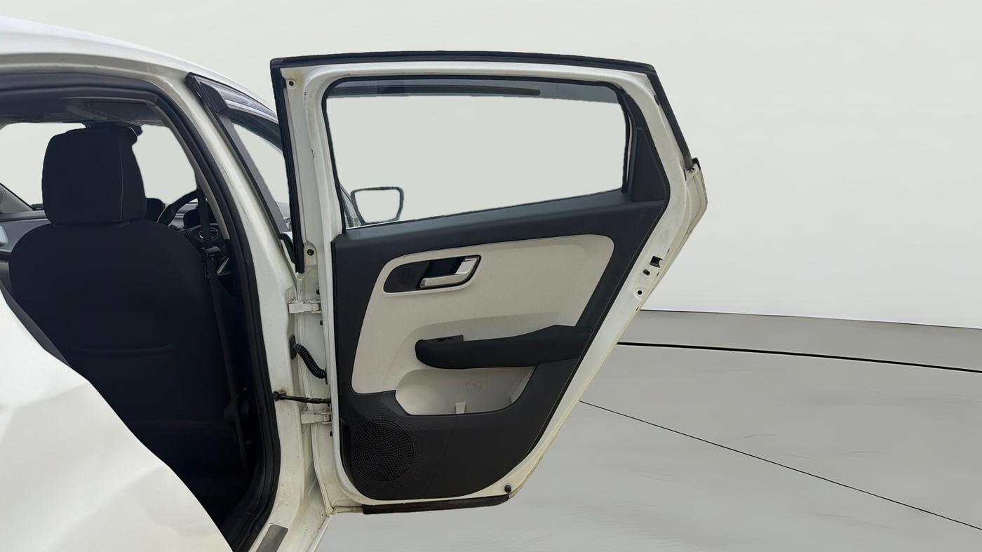 2023 Tata ALTROZ XZ PLUS SUNROOF CNG, CNG, Manual, 81,056 km, RHS Rear Door