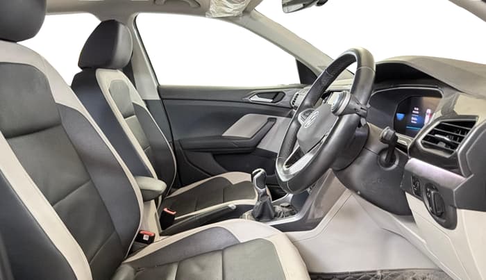 2022 Volkswagen TAIGUN TOPLINE 1.0 TSI MT, Petrol, Manual, 26,776 km, Right Side Front Door Cabin