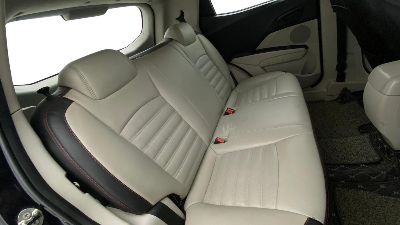 2022 Mahindra XUV300 W4 1.2 PETROL, Petrol, Manual, 1,08,779 km, Right Side Rear Door Cabin