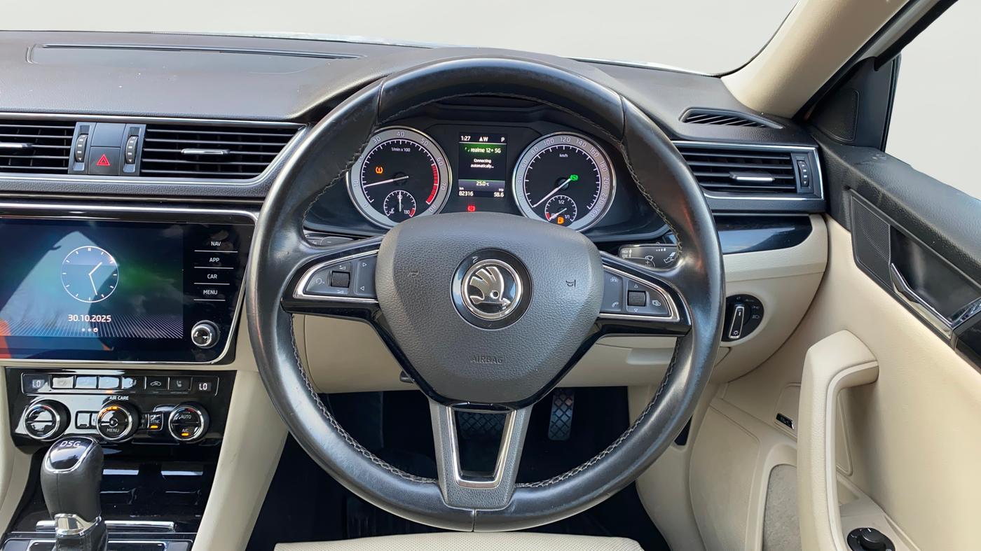 2018 Skoda Superb L&K 1.8 TSI AT, Petrol, Automatic, 82,371 km, Steering Wheel Close Up