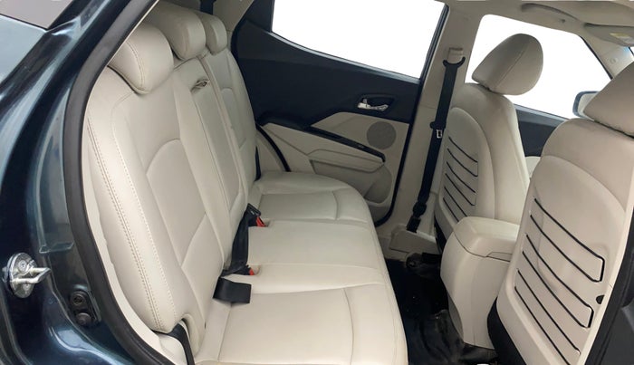 2022 Mahindra XUV300 W8 (O) 1.2 PETROL AMT, Petrol, Automatic, 35,215 km, Right Side Rear Door Cabin
