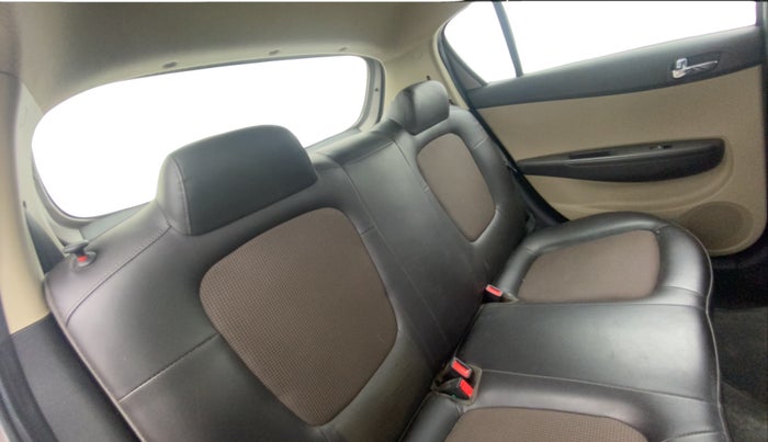 2013 Hyundai i20 MAGNA 1.2, Petrol, Manual, 38,799 km, Right Side Rear Door Cabin