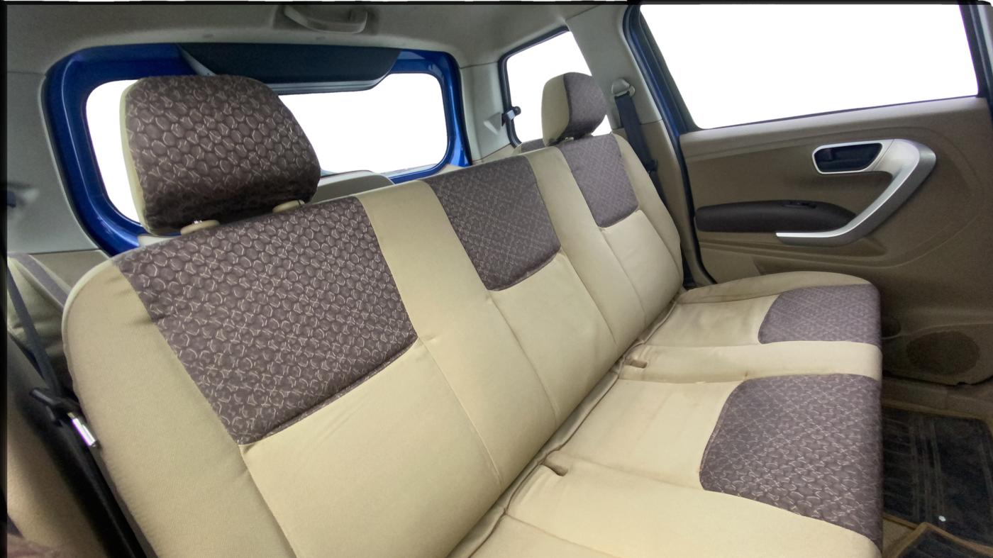 2016 Mahindra TUV300 T8, Diesel, Manual, 89,304 km, Right Side Rear Door Cabin