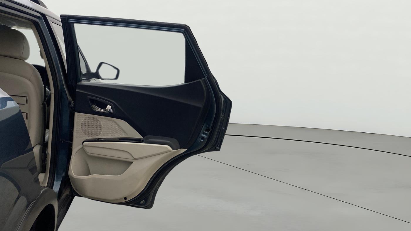 2024 Mahindra XUV300 W8 (O) 1.2 PETROL AMT, Petrol, Automatic, 15,125 km, RHS Rear Door