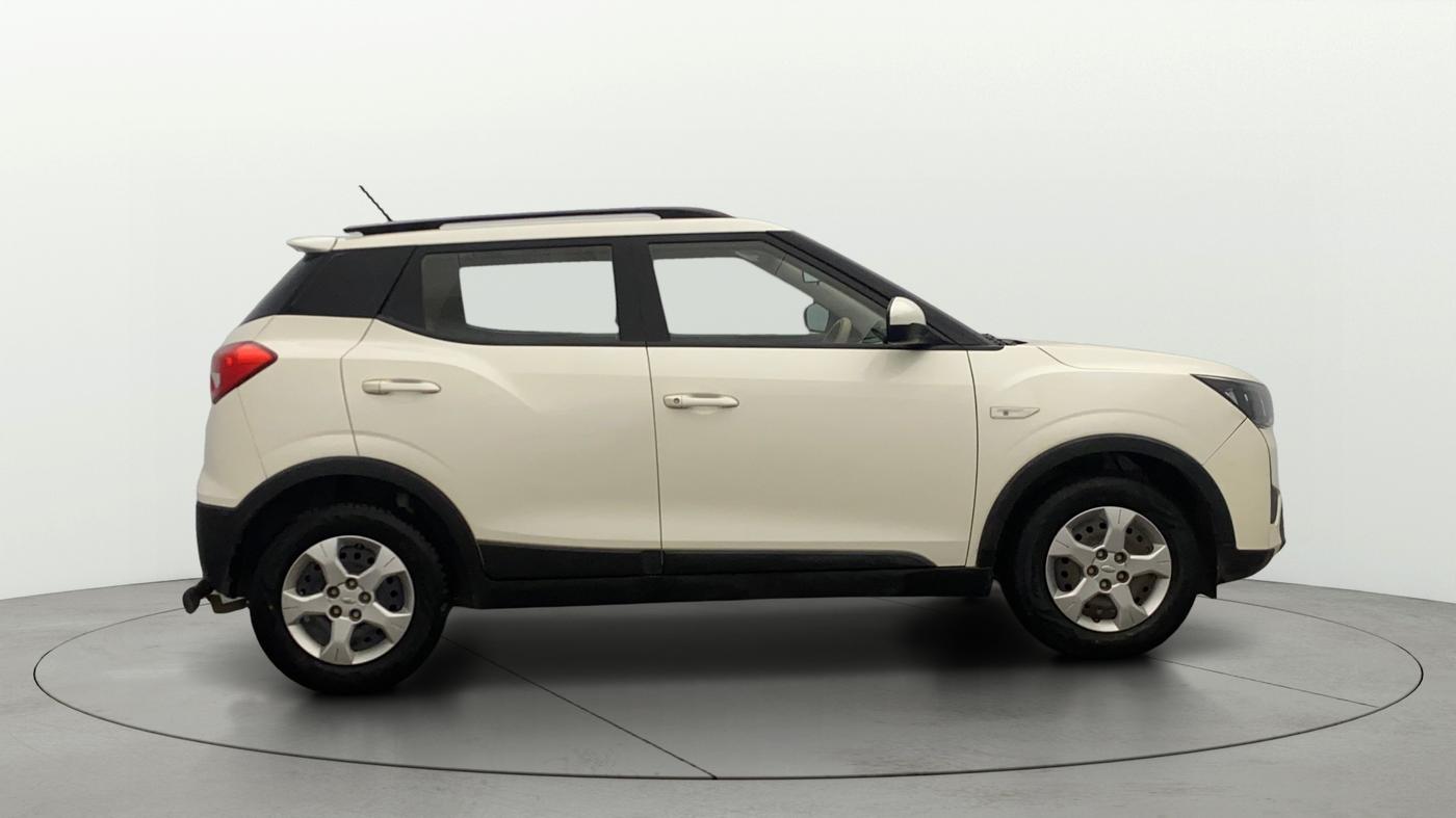 2020 Mahindra XUV300 W6 1.2 PETROL, Petrol, Manual, 15,386 km, Right Side View