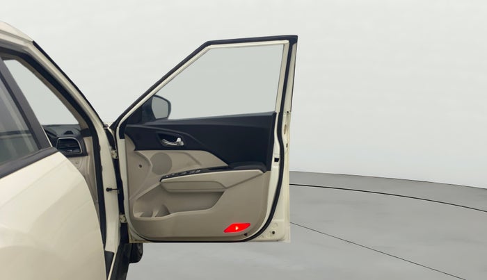 2019 Mahindra XUV300 W8 (O) 1.5 DIESEL AMT, Diesel, Automatic, 1,23,093 km, RHS Front Door