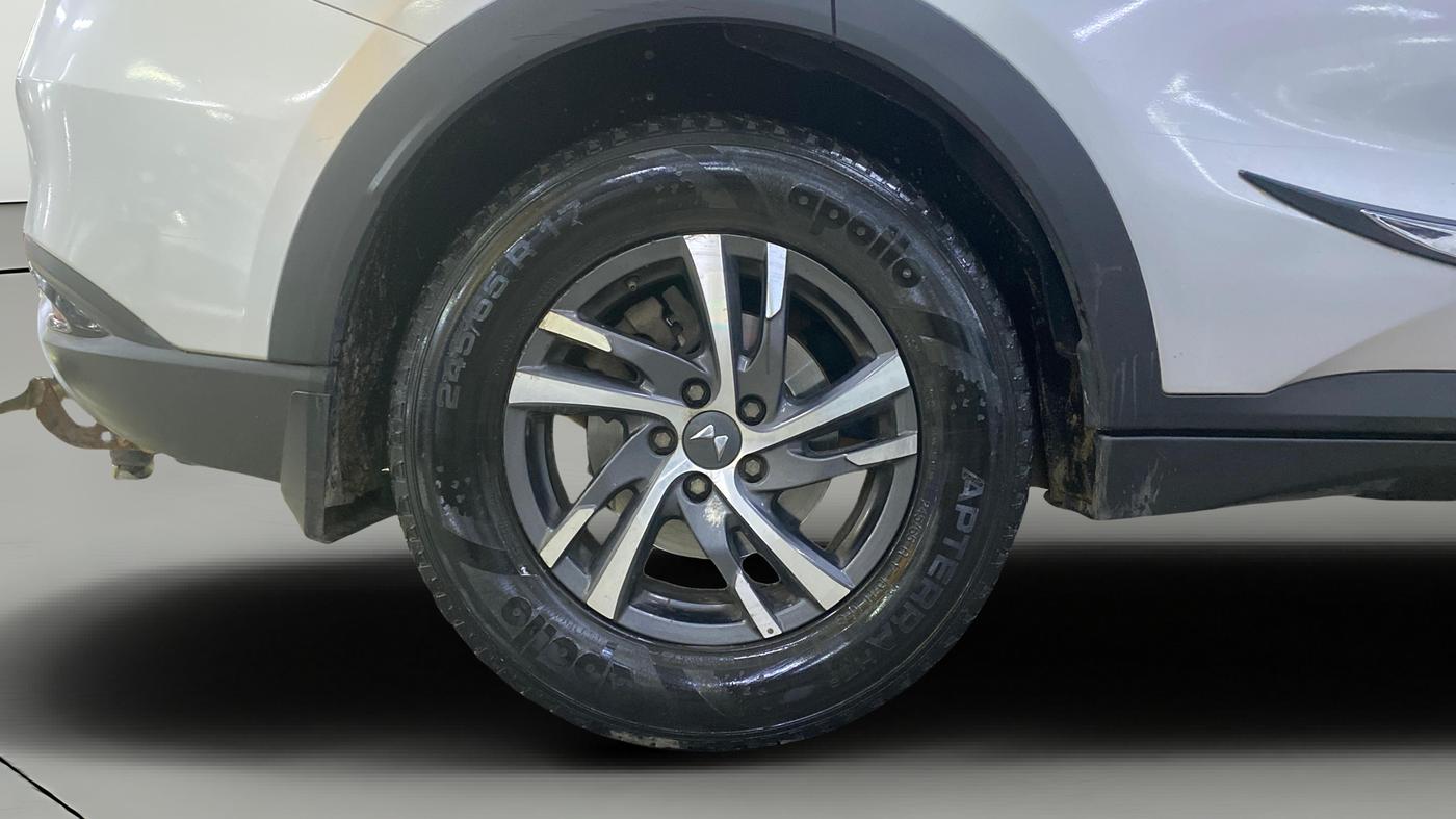 2022 Mahindra XUV700 AX 5 P MT 7 STR, Petrol, Manual, 66,407 km, Right Rear Wheel