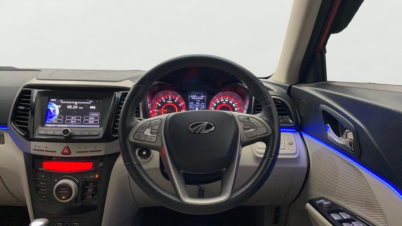 2022 Mahindra XUV300 W8 (O) 1.2 PETROL AMT DUAL TONE, Petrol, Automatic, 29,845 km, Steering Wheel Close Up