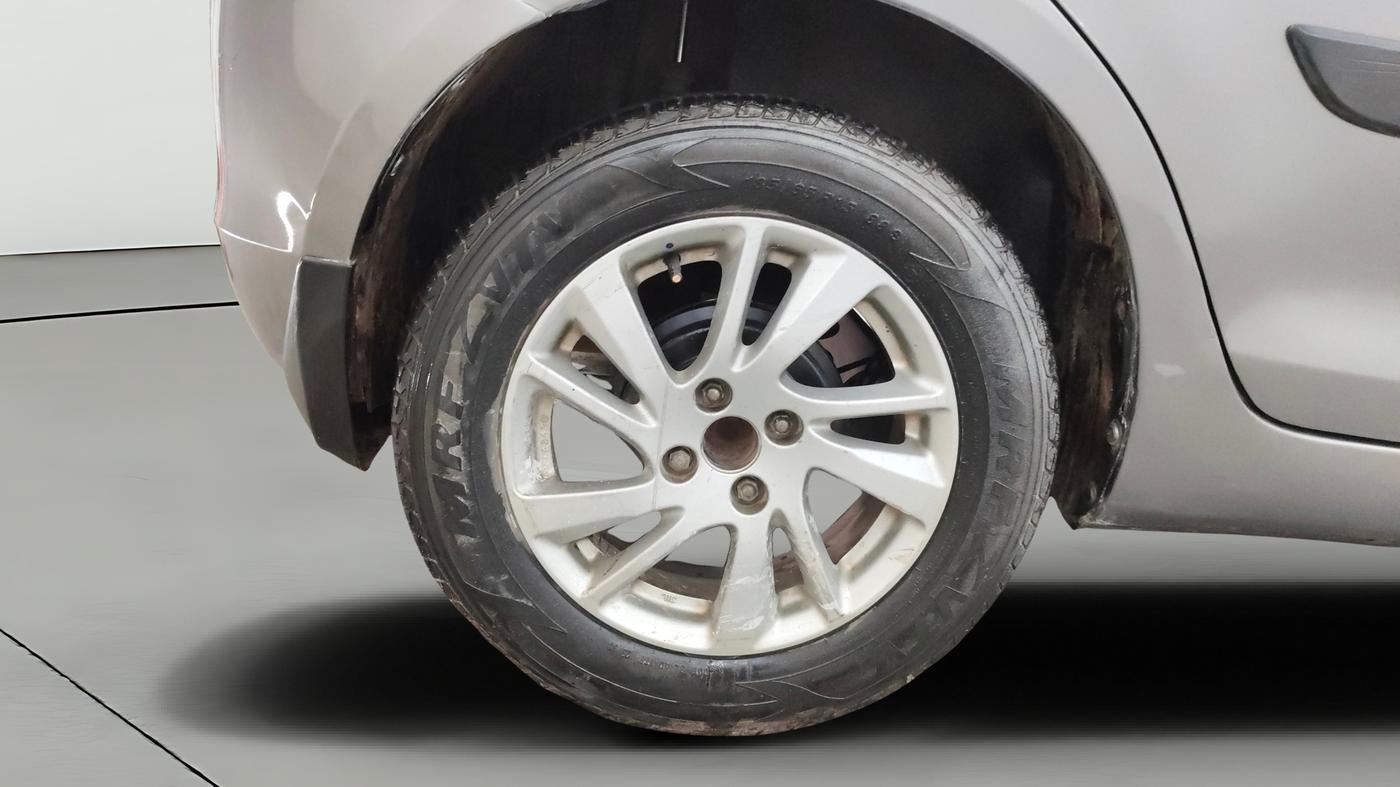 2013 Maruti Swift ZXI, Petrol, Manual, 46,487 km, Right Rear Wheel