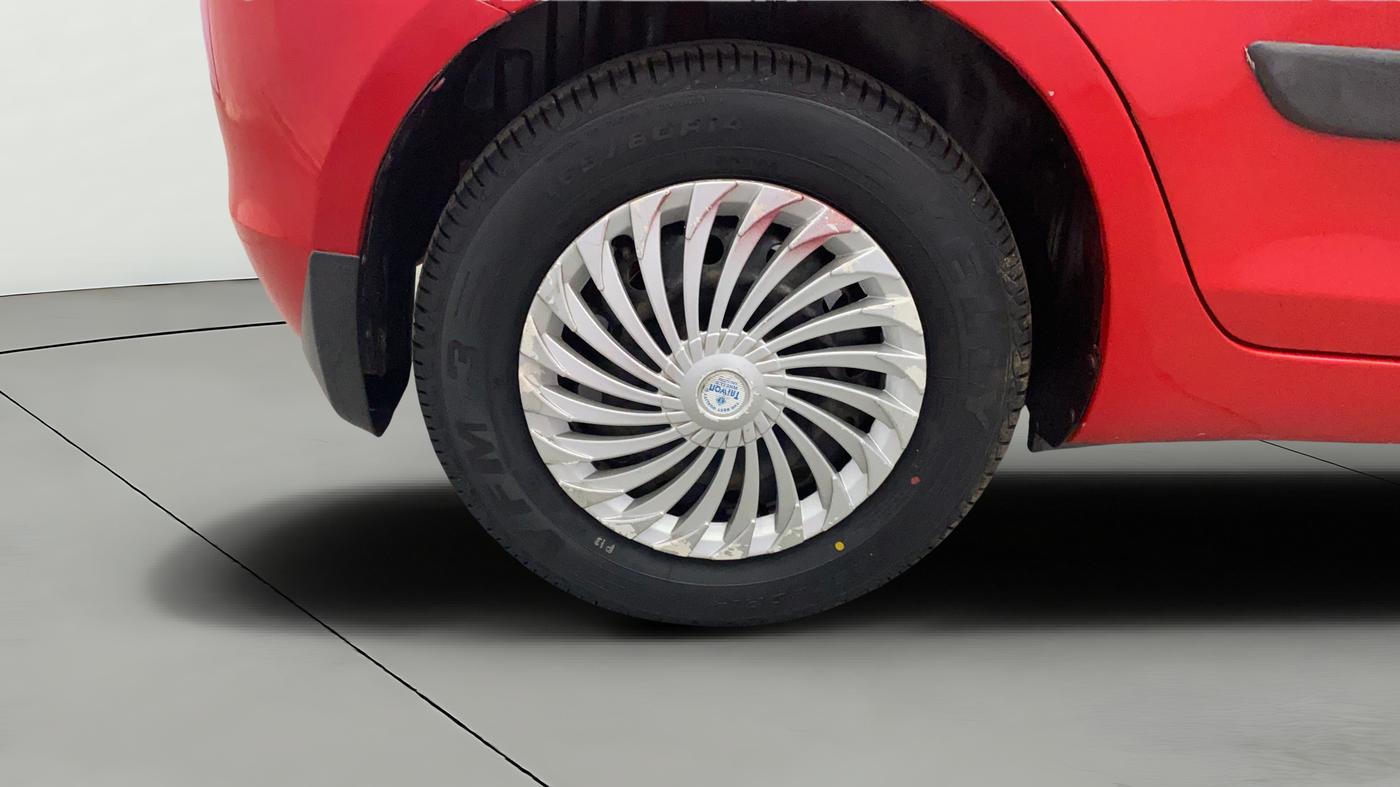 2016 Maruti Swift VXI, CNG, Manual, 94,818 km, Right Rear Wheel