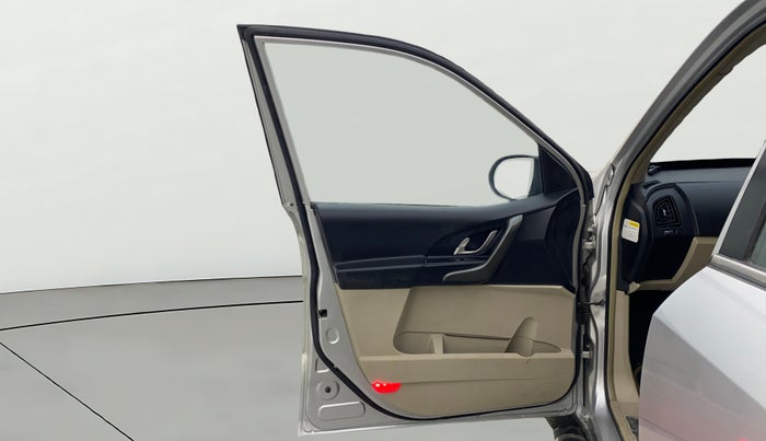 2015 Mahindra XUV500 W10, Diesel, Manual, 1,25,739 km, LHS Front Door