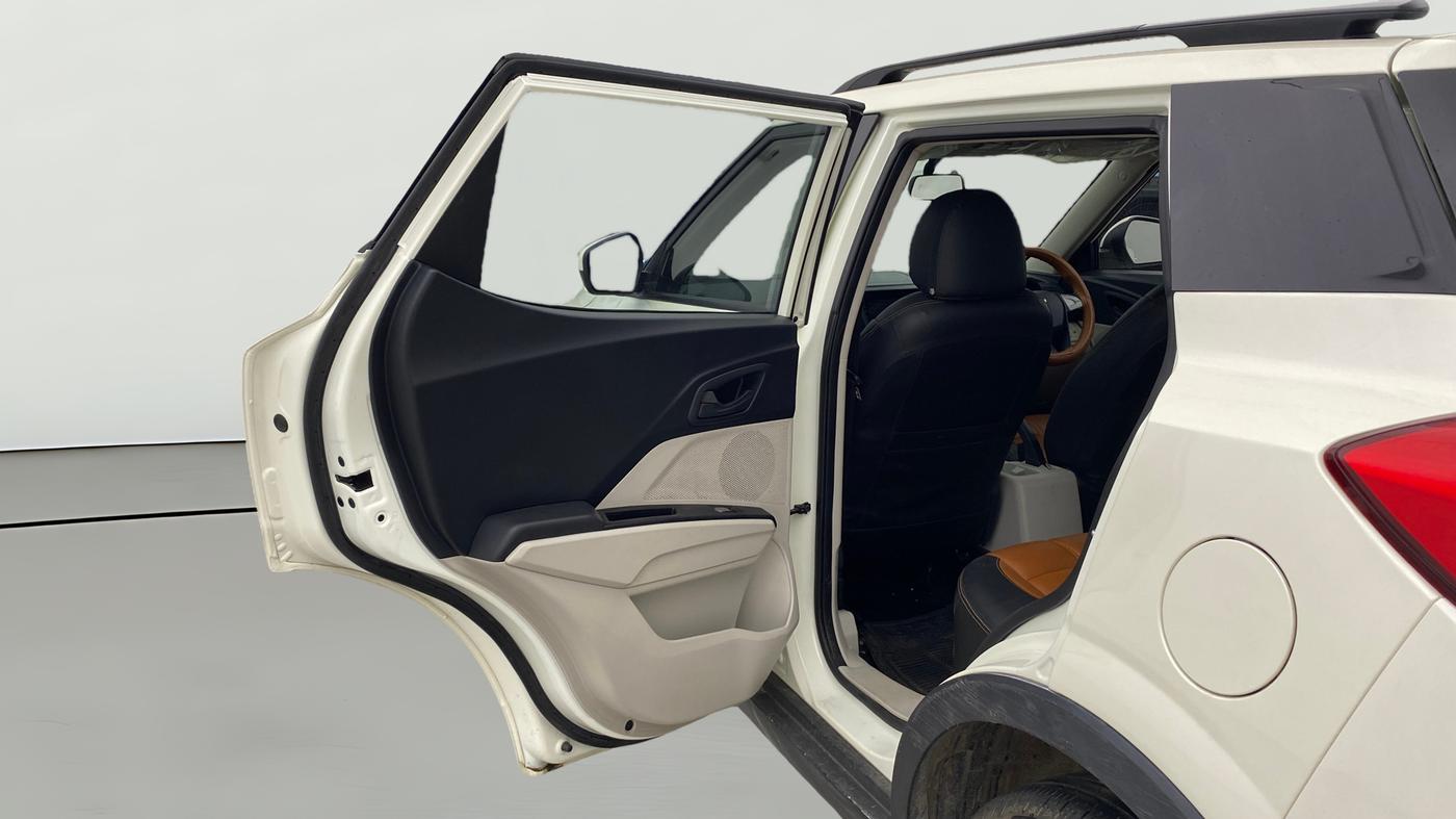 2023 Mahindra XUV300 W6 1.2 PETROL AMT, Petrol, Automatic, 13,946 km, LHS Rear Door