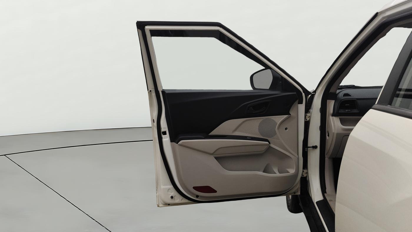 2023 Mahindra XUV300 W6 1.2 PETROL AMT, Petrol, Automatic, 36,660 km, LHS Front Door
