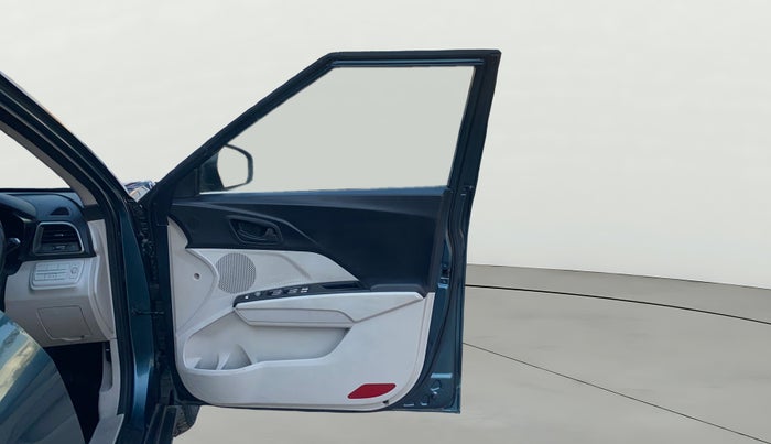 2020 Mahindra XUV300 W6 1.2 PETROL, Petrol, Manual, 95,633 km, RHS Front Door