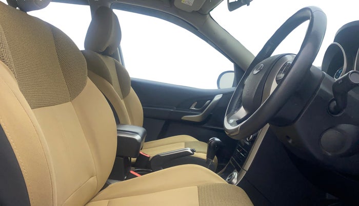 2018 Mahindra XUV500 W9 AT, Diesel, Automatic, 75,785 km, Right Side Front Door Cabin