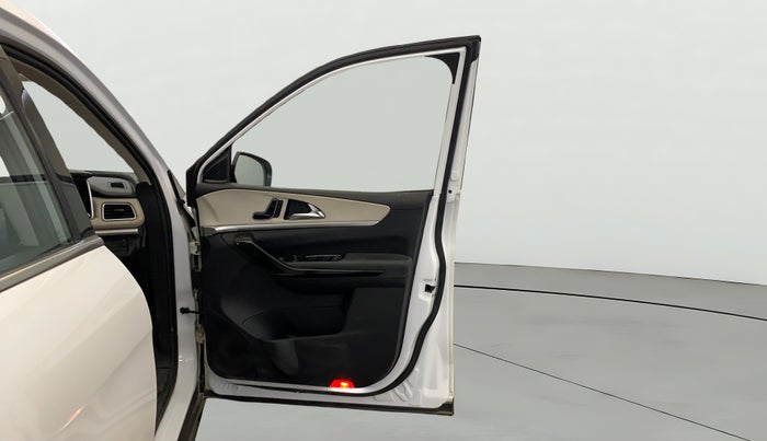 2022 Mahindra XUV700 AX 7 LUXURY P AT 7 STR, Petrol, Automatic, 13,673 km, RHS Front Door