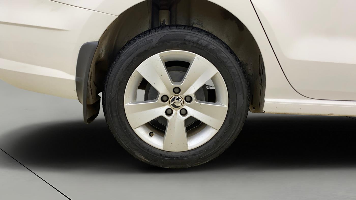 2019 Skoda Rapid AMBITION 1.6 MPI AT, Petrol, Automatic, 28,819 km, Right Rear Wheel