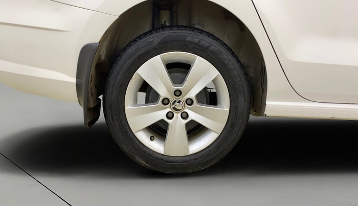 2019 Skoda Rapid AMBITION 1.6 MPI AT, Petrol, Automatic, 28,819 km, Right Rear Wheel