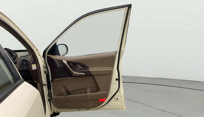 2012 Mahindra XUV500 W8 AWD, Diesel, Manual, 1,23,095 km, RHS Front Door