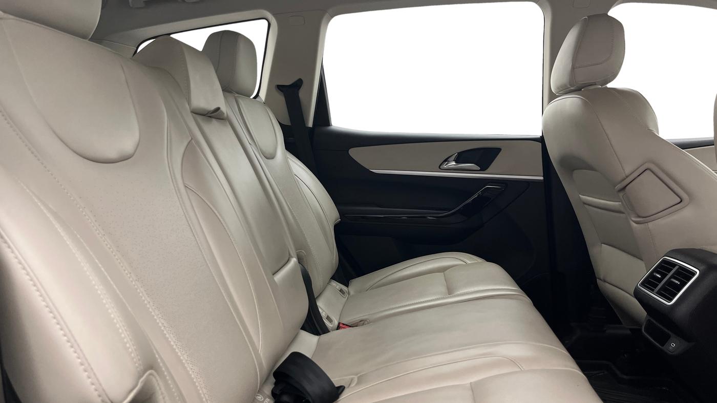 2023 Mahindra XUV700 AX 7 LUXURY P AT 7 STR, Petrol, Automatic, 36,778 km, Right Side Rear Door Cabin