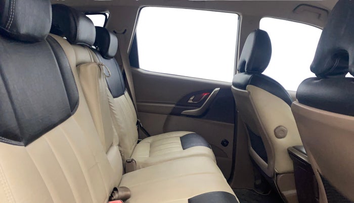 2013 Mahindra XUV500 W8, Diesel, Manual, 97,655 km, Right Side Rear Door Cabin