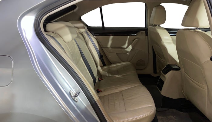 2016 Skoda Octavia STYLE PLUS AT 1.8 TSI, Petrol, Automatic, 58,090 km, Right Side Rear Door Cabin