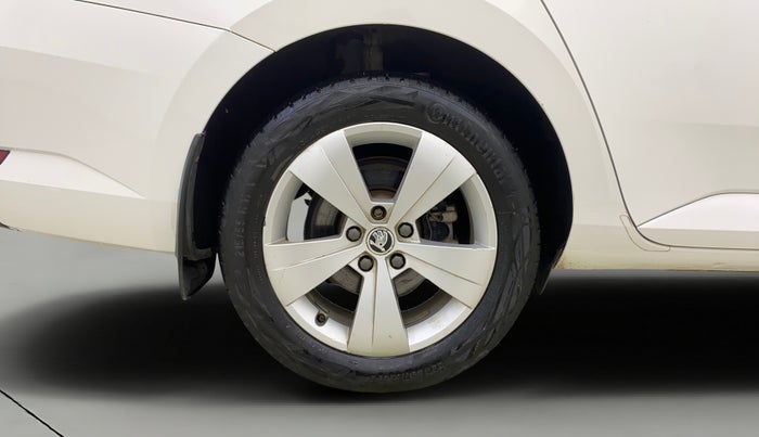 2016 Skoda Superb STYLE 1.8 TSI MT, Petrol, Manual, 48,474 km, Right Rear Wheel