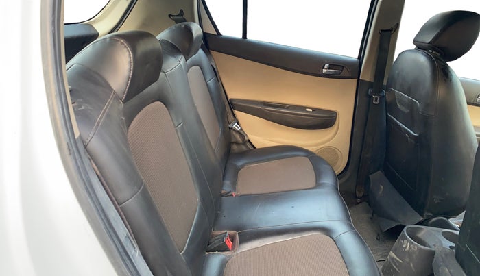 2014 Hyundai i20 MAGNA (O) 1.2, CNG, Manual, 1,16,327 km, Right Side Rear Door Cabin