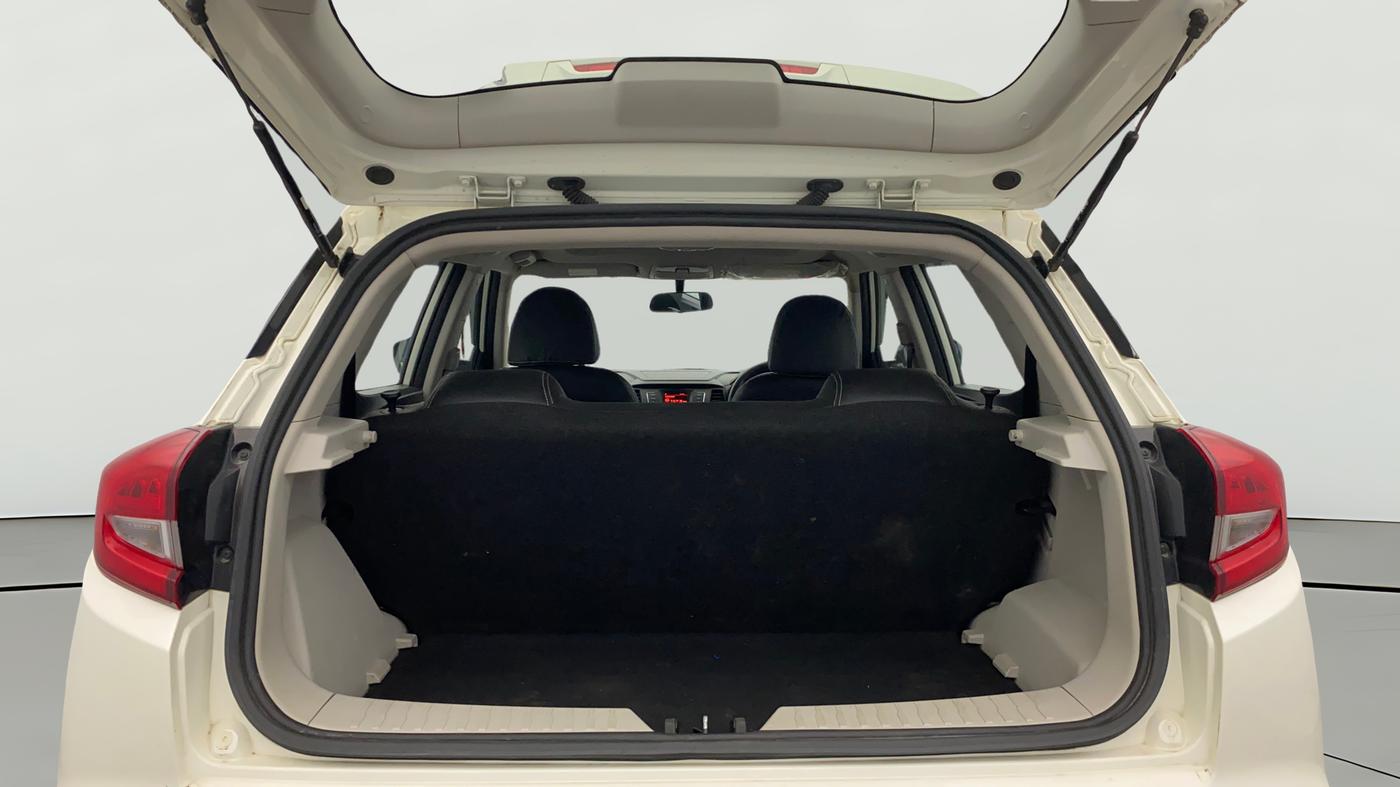 2023 Mahindra XUV300 W6 1.2 PETROL AMT, Petrol, Automatic, 33,518 km, Boot Open Zoomed View