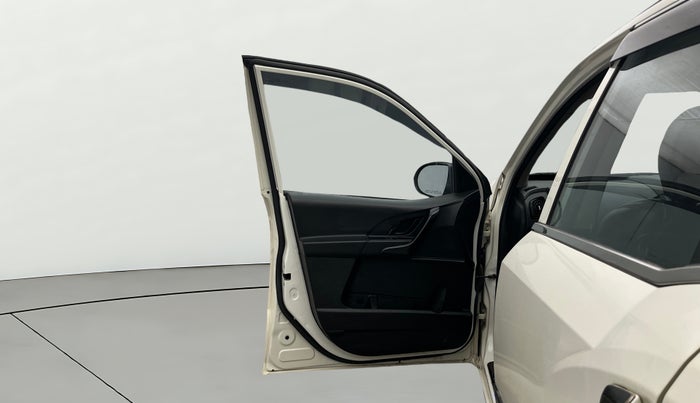 2020 Mahindra XUV500 W5, Diesel, Manual, 56,961 km, LHS Front Door