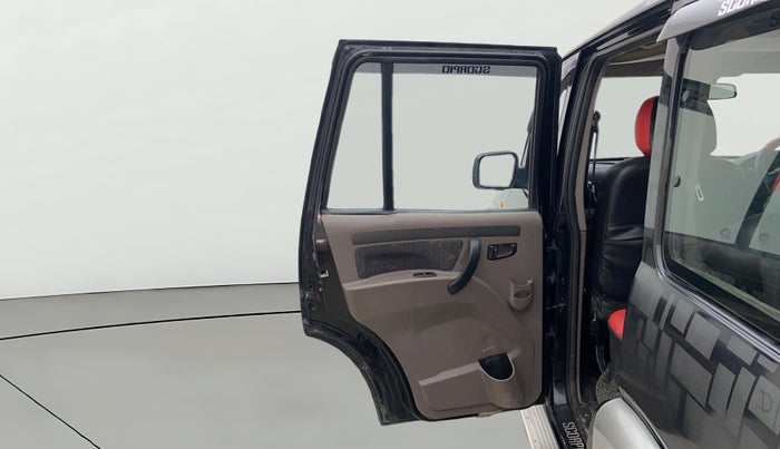 2013 Mahindra Scorpio VLX 2WD AIRBAG, Diesel, Manual, 1,44,881 km, LHS Rear Door