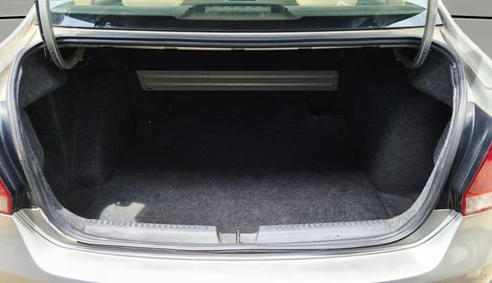 2014 Volkswagen Vento HIGHLINE 1.6 MPI, Petrol, Manual, 91,016 km, Boot Open Zoomed View
