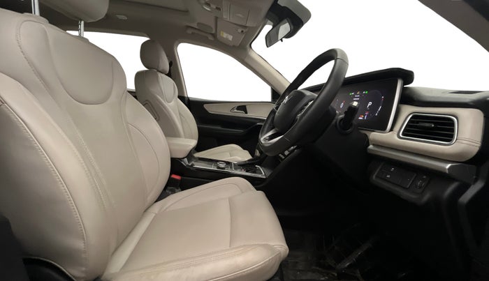 2022 Mahindra XUV700 AX 7 LUXURY P AT 7 STR, Petrol, Automatic, 20,821 km, Right Side Front Door Cabin
