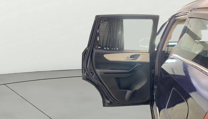 2022 Mahindra XUV700 AX 7 LUXURY D MT 7 STR, Diesel, Manual, 39,656 km, LHS Rear Door