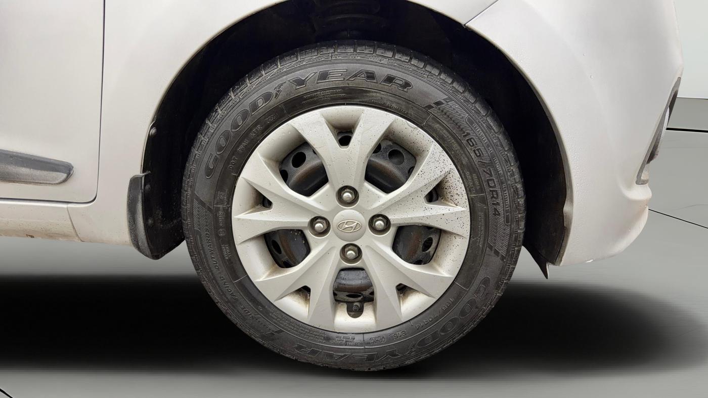 2015 Hyundai Grand i10 SPORTZ 1.2 KAPPA VTVT, Petrol, Manual, 67,049 km, Right Front Wheel