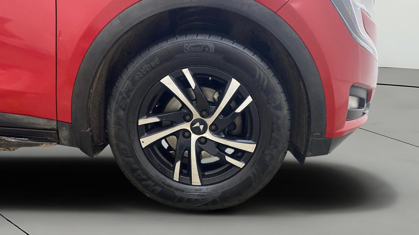 2022 Mahindra XUV700 AX 3 P MT 5 STR, Petrol, Manual, 82,103 km, Right Front Wheel