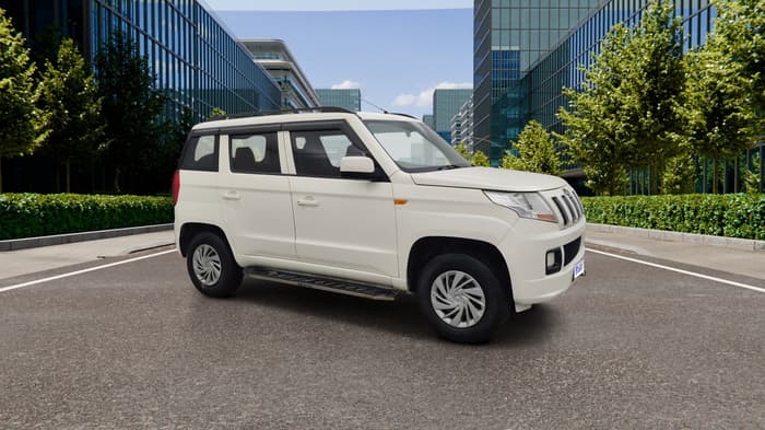 2017 Mahindra TUV300 T6 PLUS, Diesel, Manual, 1,42,462 km, Right Front Diagonal