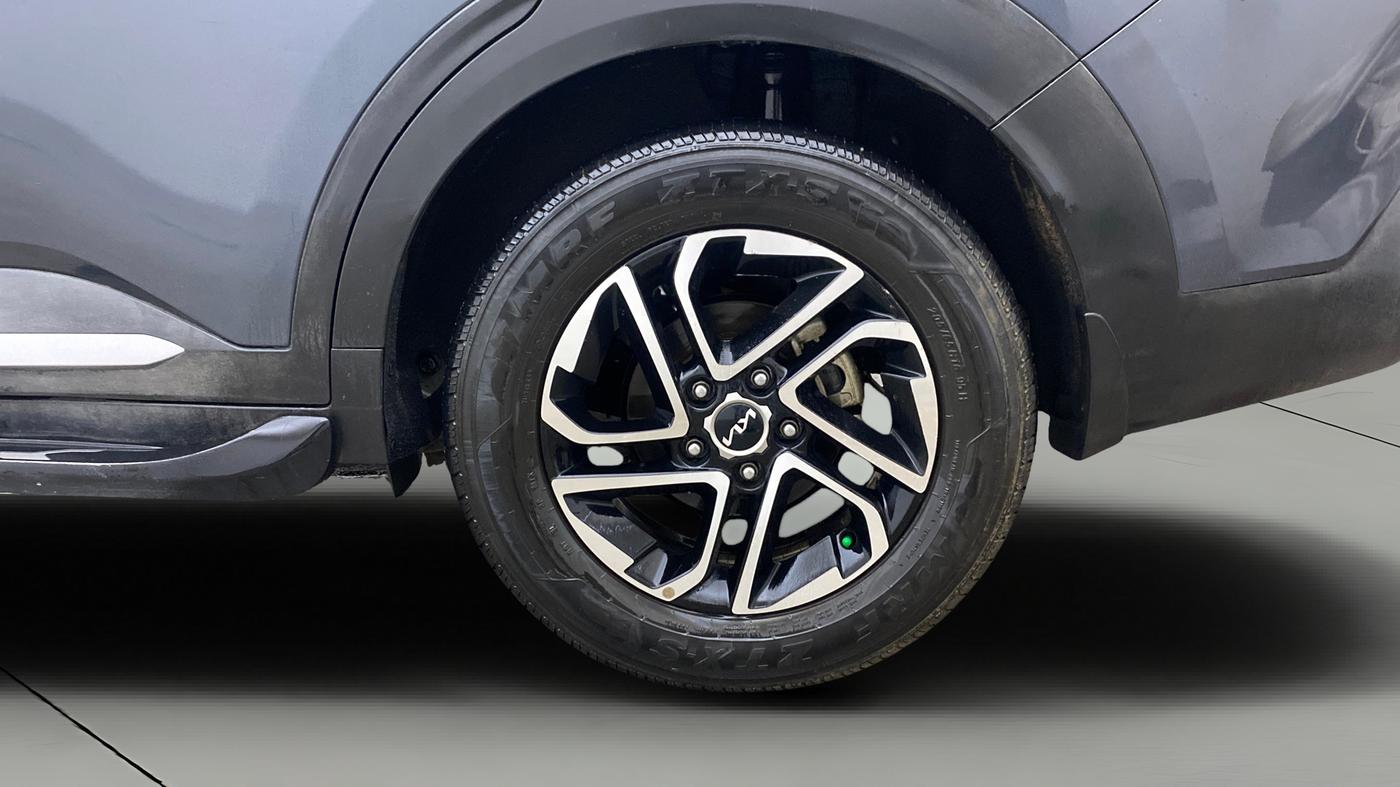 2022 KIA CARENS LUXURY PLUS 1.4 PETROL 7 STR, Petrol, Manual, 61,668 km, Left Rear Wheel