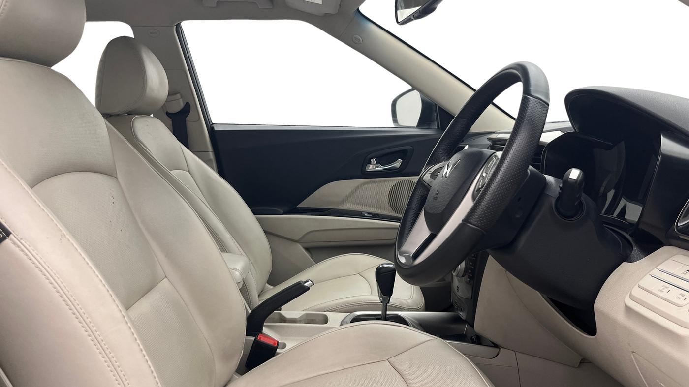 2023 Mahindra XUV300 W8 (O) 1.2 PETROL AMT, Petrol, Automatic, 35,603 km, Right Side Front Door Cabin